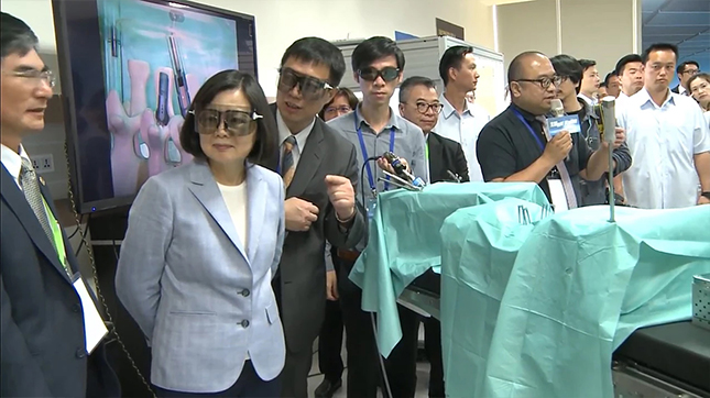 Taiwan President Tsai Visited New Technologies for Minimally Invasive Surgery 